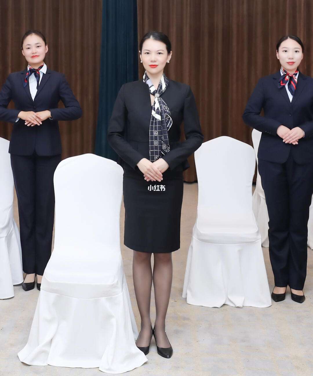 標(biāo)準(zhǔn)服務(wù)站姿在會議及展覽服務(wù)中的應(yīng)用與重要性