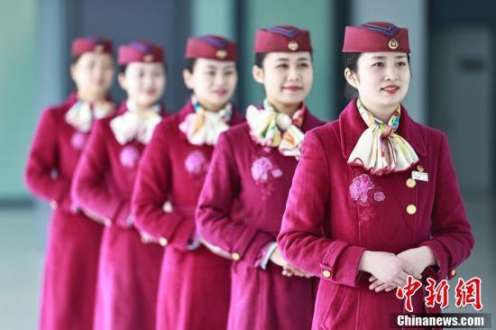 重慶高鐵乘務(wù)員開展專業(yè)禮儀服務(wù)培訓，提升乘客出行體驗